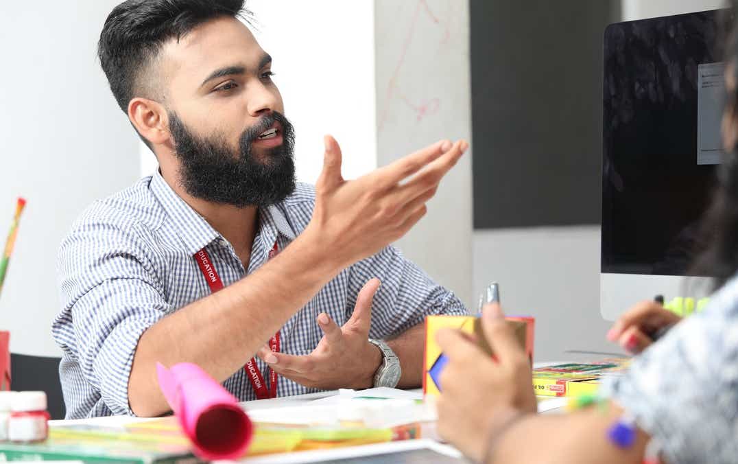 Konflikte beeinträchtigen die  Leistungsfähigkeit und  Produktivität. Sie kosten Zeit und Energie. Ganz zu schweigen von den damit verbunden  unangenehmen Emotionen. Die  wenigsten von uns haben den  Umgang mit Konflikten gelernt.  Zeit das zu ändern, doch wie ...  Hier werden Sie fündig.