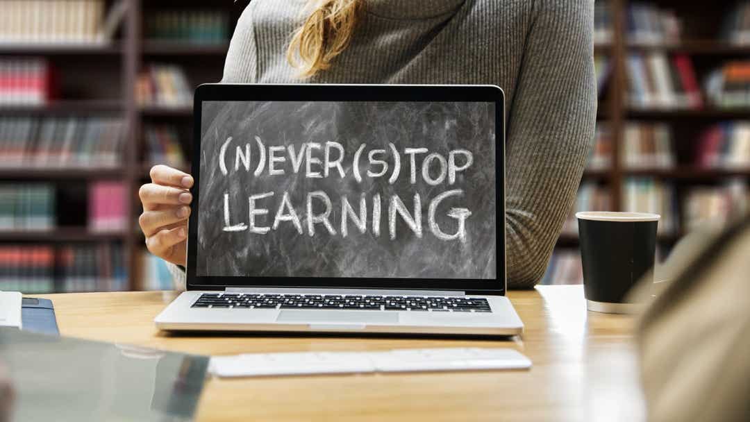 Online-Seminare bieten den  Vorteil, dass Sie sich leicht in den Arbeitsalltag integrieren lassen und die Inhalte unmittelbar in der Praxis ausprobiert werden können. Es fallen keine Reisekosten an und es entstehen keine Abwesenheitszeiten. Gleichzeitig sind Sie nur bedingt ein 100%-tiger Ersatz für Präsenzveranstaltungen