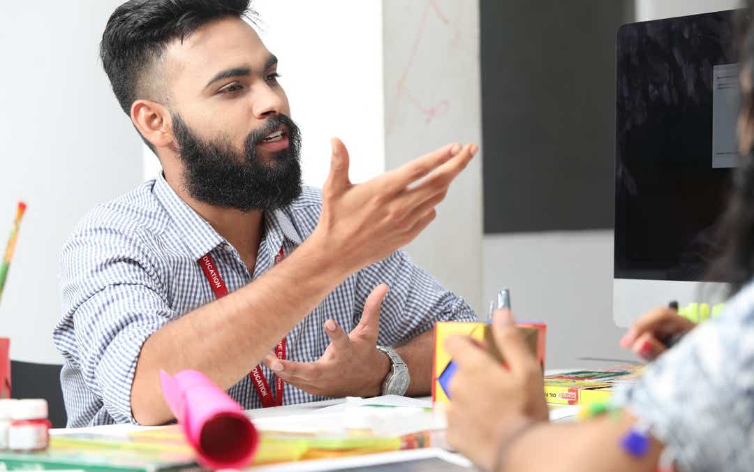 Konflikte beeinträchtigen die  Leistungsfähigkeit und  Produktivität. Sie kosten Zeit und Energie. Ganz zu schweigen von den damit verbunden  unangenehmen Emotionen. Die  wenigsten von uns haben den  Umgang mit Konflikten gelernt.  Zeit das zu ändern, doch wie ...  Hier werden Sie fündig.