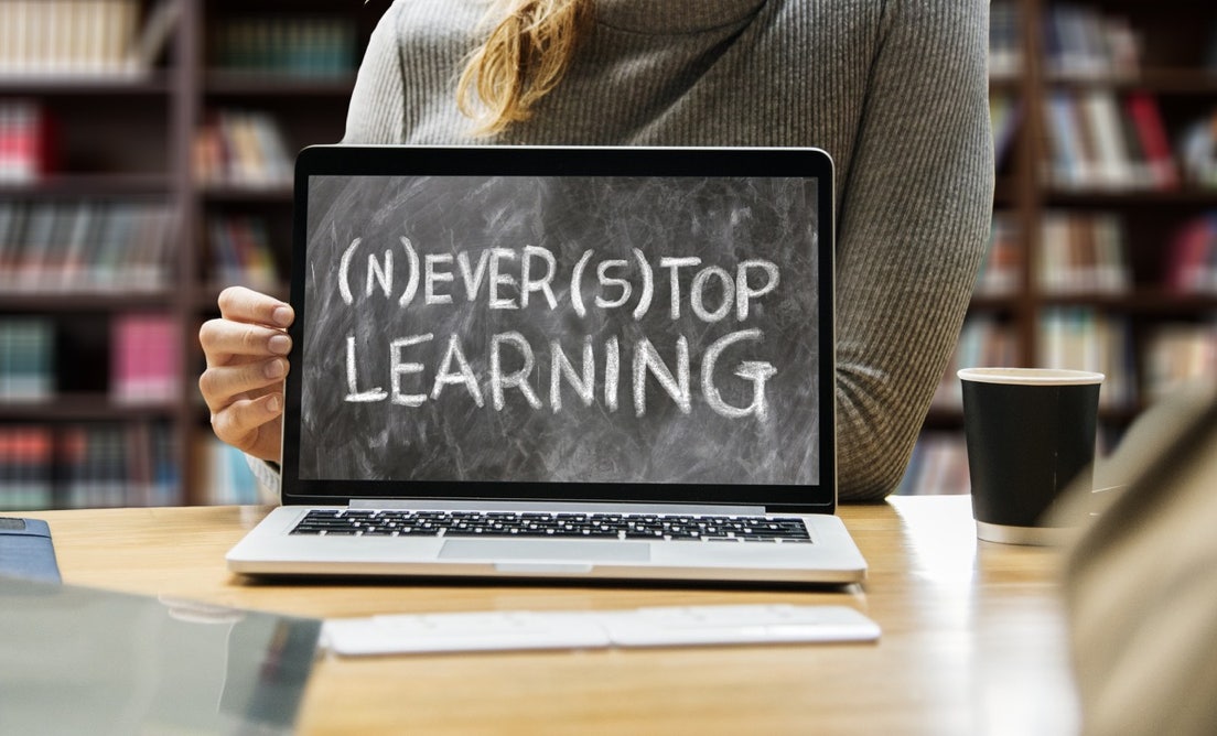 Online-Seminare sind seit Beginn der Corona-Krise in Mode gekommen.  Bitte nehmen Sie Kontakt auf, sollten Sie eines der aufgeführten Seminarthemen in „Meine Angebote für Inhouse Trainings“ als Online-Seminar für Ihr Unternehmen durchführen wollen. Die Umsetzung kann innerhalb von zwei bis drei Wochen erfolgen.  Sie wollen keine Online-Seminare, sondern zu bestimmten Themen ein Video oder einen Evergreen, z.B. für Lernbedarfe im Rahmen Ihrer Angebote zum agilen Lernen. Lassen Sie uns darüber sprechen.